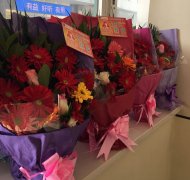 花送雷鋒手，情暖雷鋒心——“萬朵鮮花送雷鋒”活動(dòng)溫暖落幕